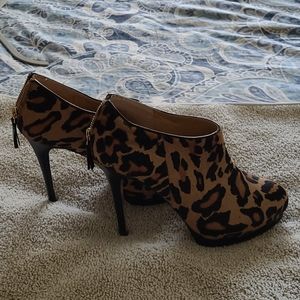 Gently used Nine West sz 6 Lepoard pony booties